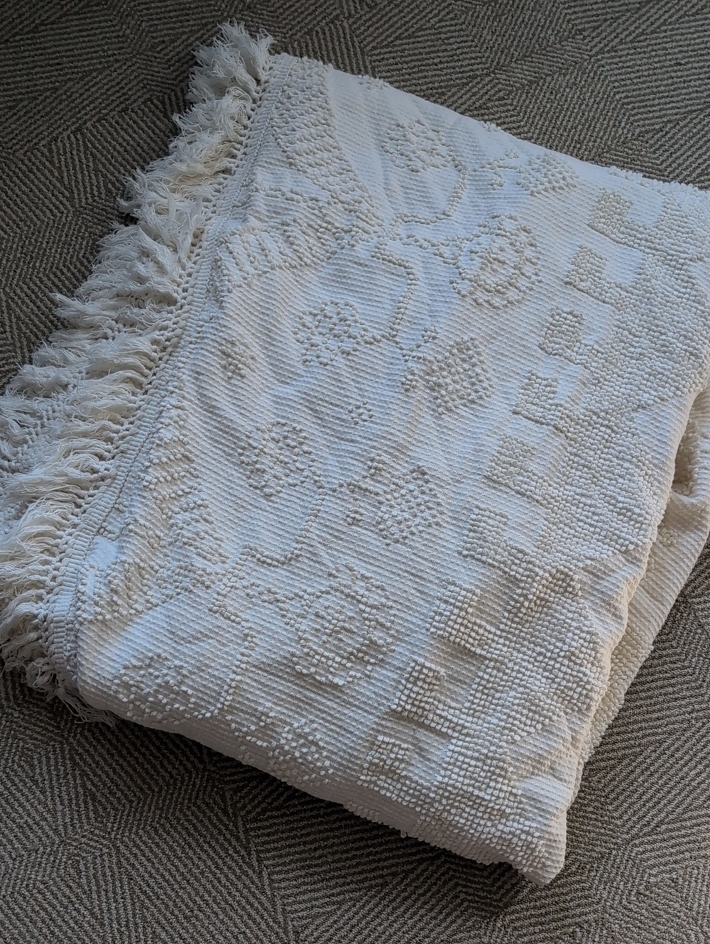 Crown Craft Vintage Chenille Fringe Ivory White Bedspread Blanket Full/Queen
